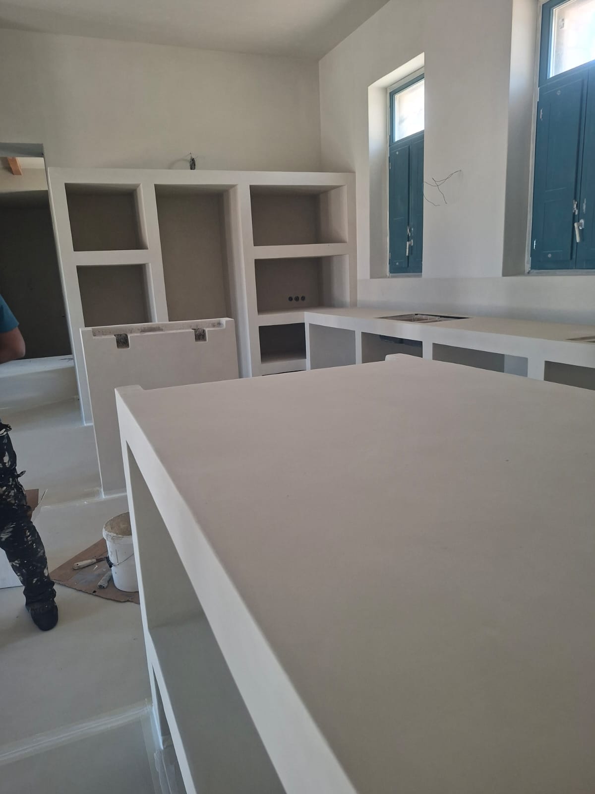 Εφαρμογή πατητής τσιμεντοκονίας σε δάπεδο και τοίχο boutique hotel